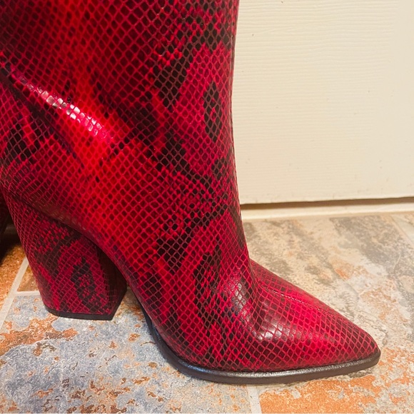 👢Stunning Red & Black Snake Print Pointed Toe High Heel Boot! - Picture 2 of 11